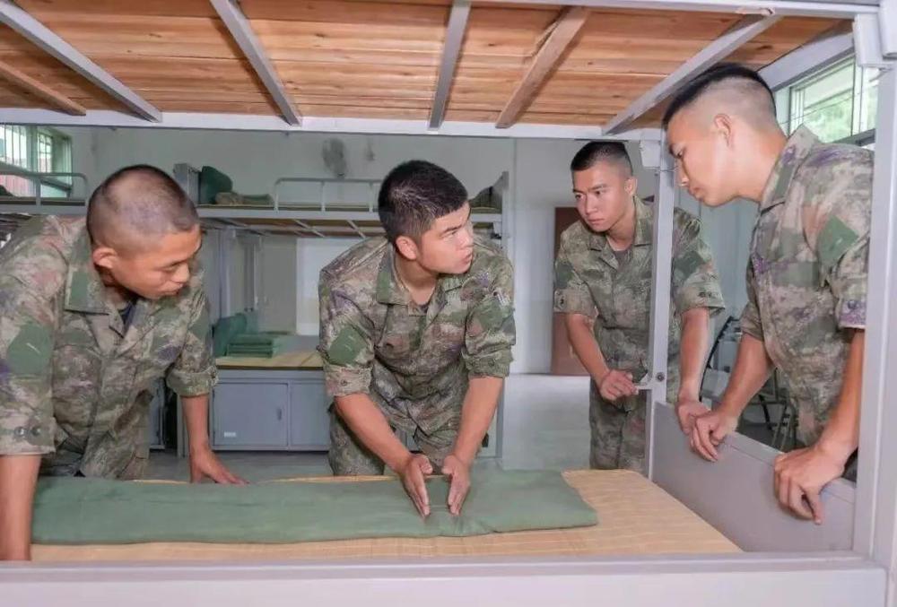 橄榄绿→火焰蓝→松枝绿 他4年穿过3种制服 橄榄绿→火焰蓝→松枝绿 他4年穿过3种制服