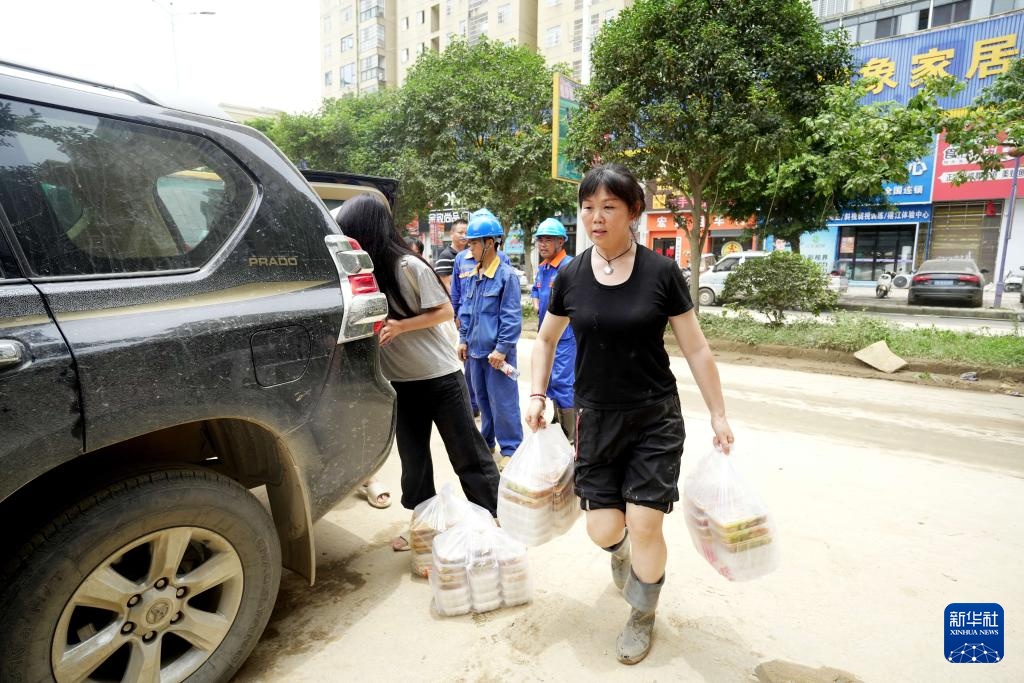 集合，带上菜刀？村民道出实情：为抗洪救灾人员做饭