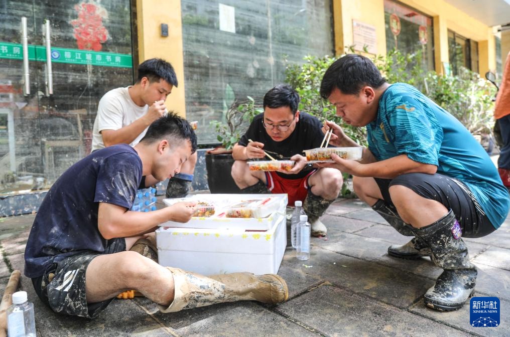 集合，带上菜刀？村民道出实情：为抗洪救灾人员做饭