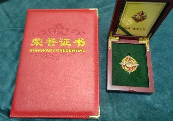 橄榄绿→火焰蓝→松枝绿 他4年穿过3种制服 橄榄绿→火焰蓝→松枝绿 他4年穿过3种制服