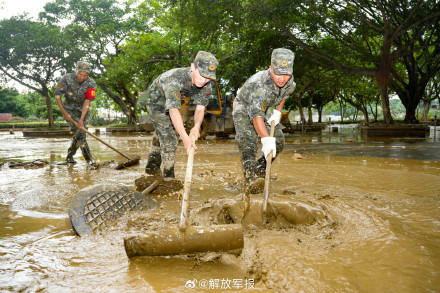 辛苦了!子弟兵清淤助群众恢复正常生活 辛苦了!子弟兵清淤助群众恢复正常生活