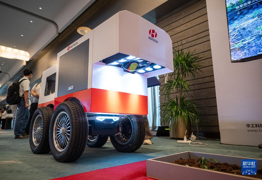 国内首台全天时智能激光除草机器人发布 国内首台全天时智能激光除草机器人发布