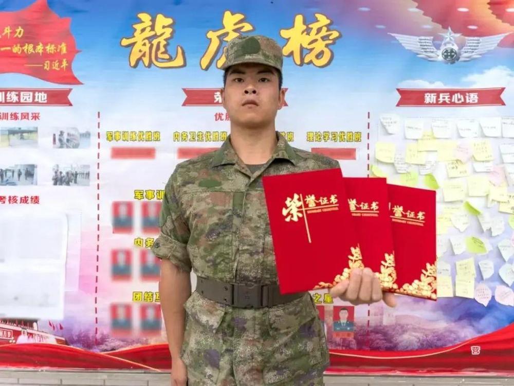 橄榄绿→火焰蓝→松枝绿 他4年穿过3种制服 橄榄绿→火焰蓝→松枝绿 他4年穿过3种制服