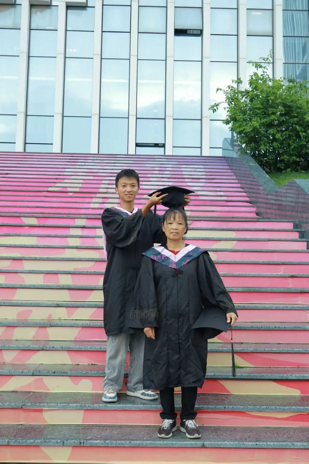 全网点赞！跨越700多公里，广西一大学生带妈妈参加毕业典礼