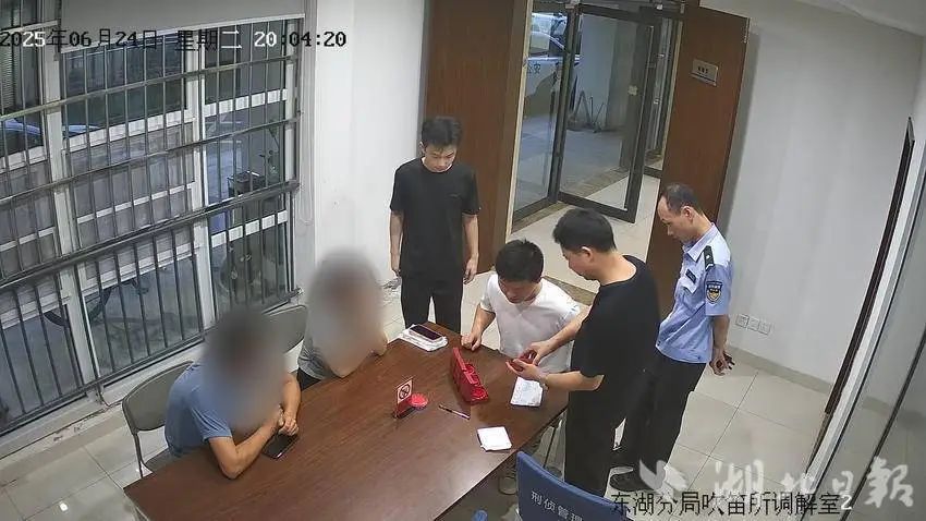 黄金“争夺战”！民警两度苦劝拦截9万元包裹