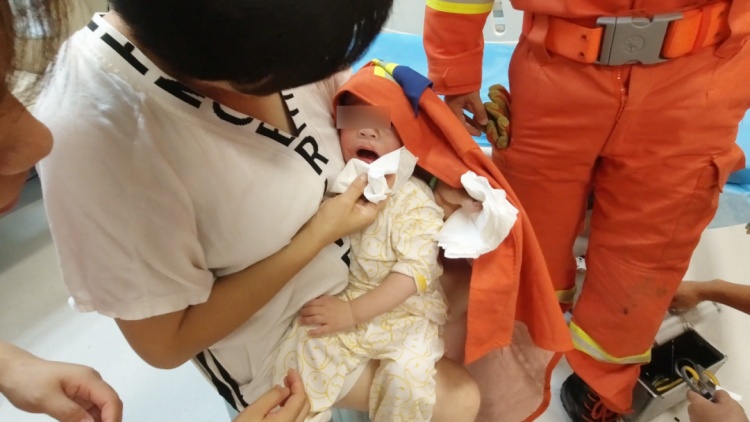 看着都痛!好奇宝宝舔剃须刀,舌头被夹住 看着都痛!好奇宝宝舔剃须刀,舌头被夹住