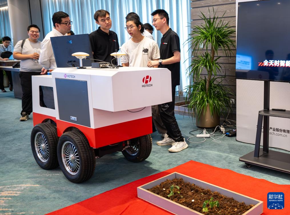 国内首台全天时智能激光除草机器人发布 国内首台全天时智能激光除草机器人发布