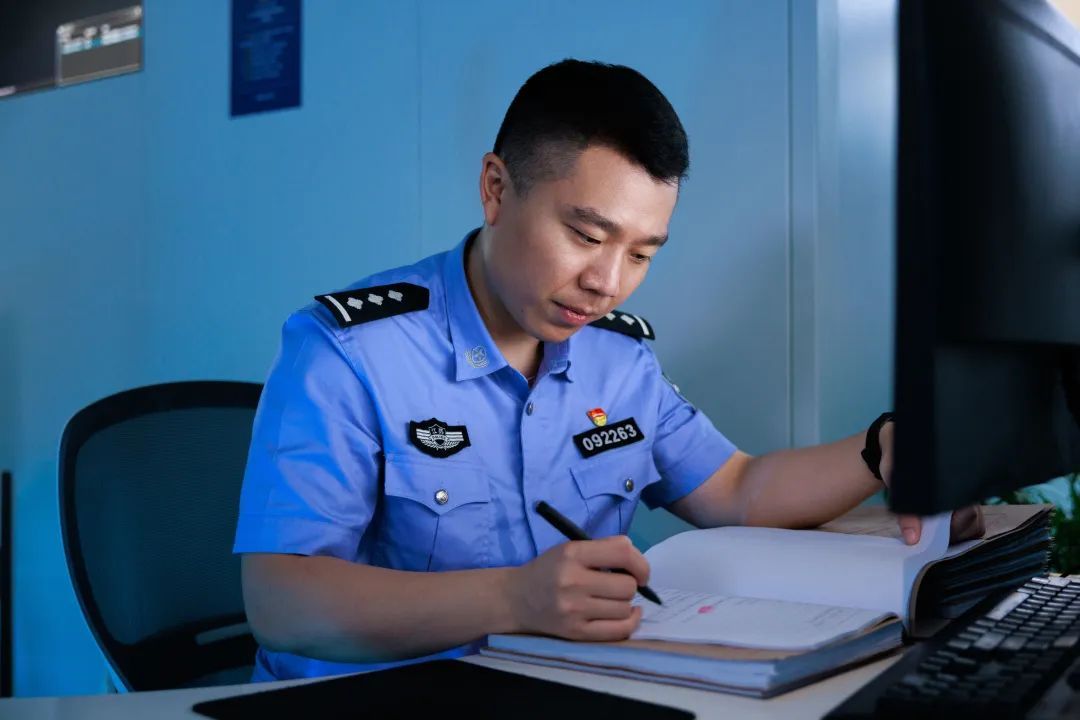 放弃留校选择入警,他现在怎么样了? 放弃留校选择入警,他现在怎么样了?