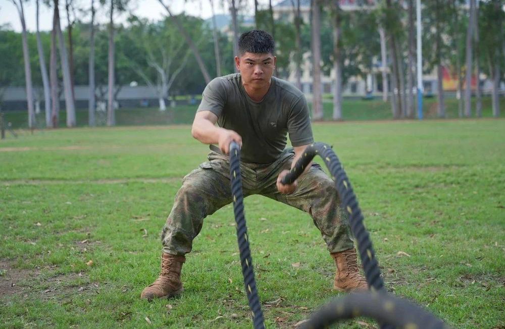 橄榄绿→火焰蓝→松枝绿 他4年穿过3种制服 橄榄绿→火焰蓝→松枝绿 他4年穿过3种制服