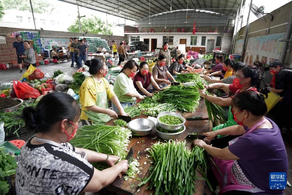 集合，带上菜刀？村民道出实情：为抗洪救灾人员做饭