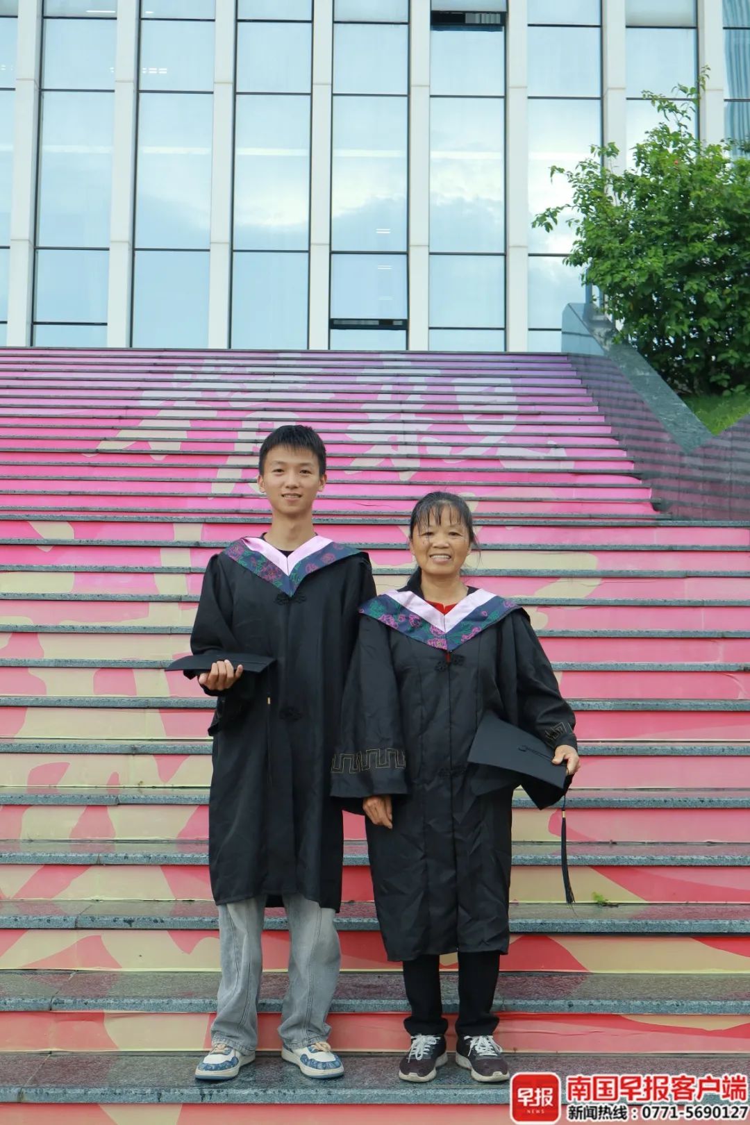 跨越700多公里带妈妈参加毕业典礼，广西一大学生火了！