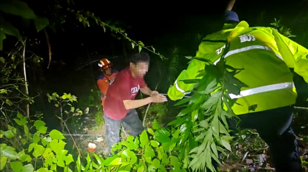 醉汉救醉汉，哥们两人齐齐摔进5米深陡峭土坡......