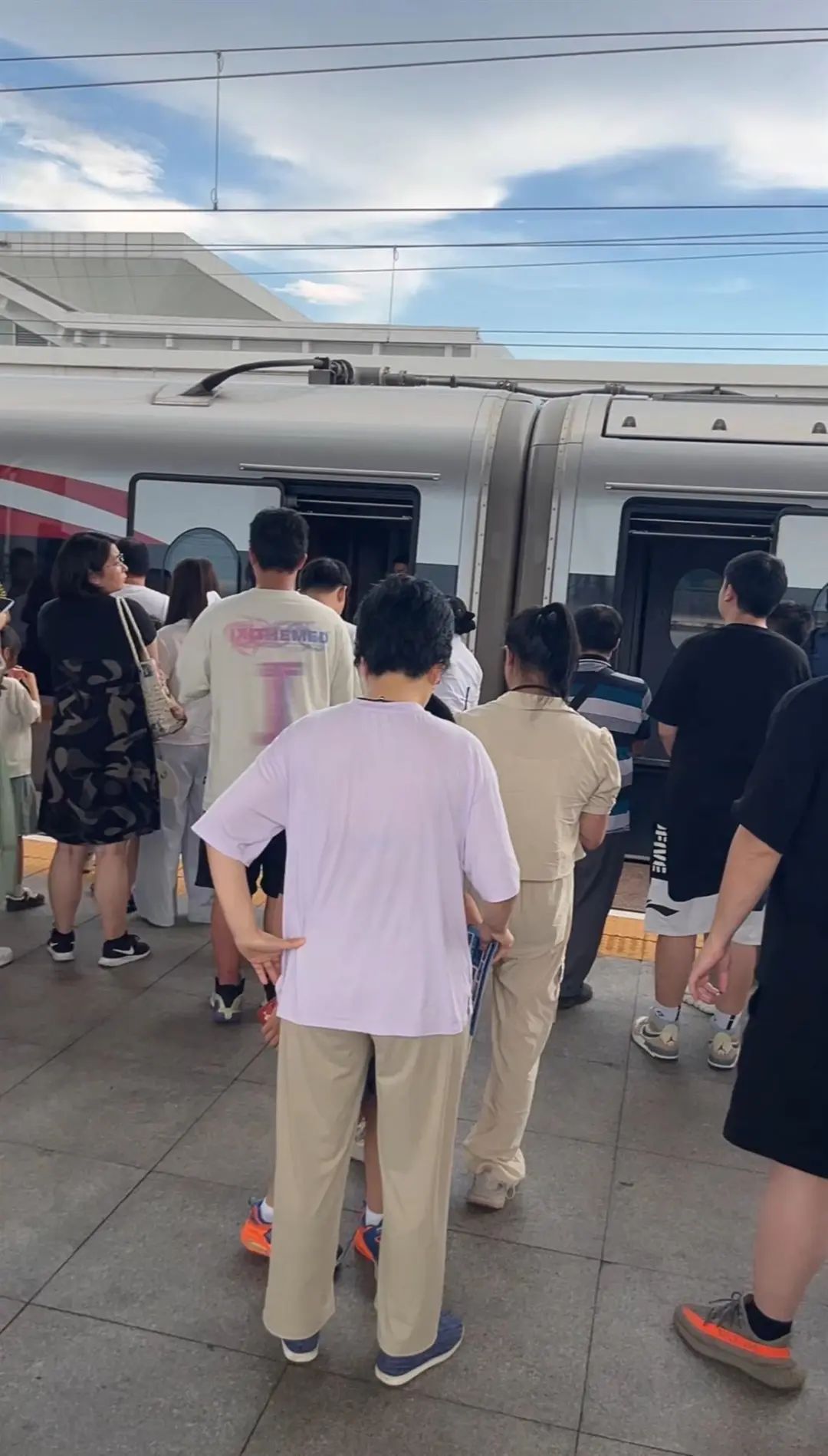 一开往上海的高铁晚点，车厢内一度停电，乘客称停靠约3小时，官方回应