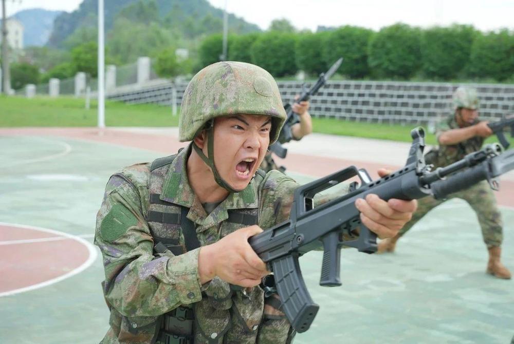 橄榄绿→火焰蓝→松枝绿 他4年穿过3种制服 橄榄绿→火焰蓝→松枝绿 他4年穿过3种制服