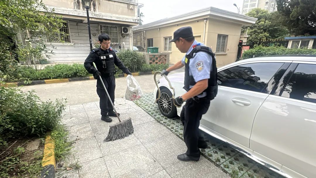 镇江一小区居民厨房，钻进约2米长大蛇！