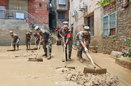 辛苦了!子弟兵清淤助群众恢复正常生活 辛苦了!子弟兵清淤助群众恢复正常生活