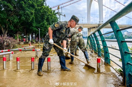 辛苦了!子弟兵清淤助群众恢复正常生活 辛苦了!子弟兵清淤助群众恢复正常生活