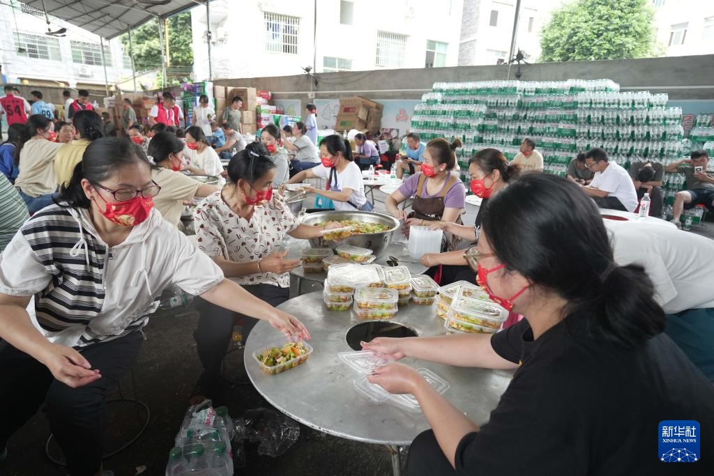集合，带上菜刀？村民道出实情：为抗洪救灾人员做饭