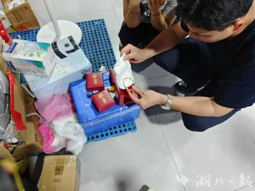 黄金“争夺战”！民警两度苦劝拦截9万元包裹