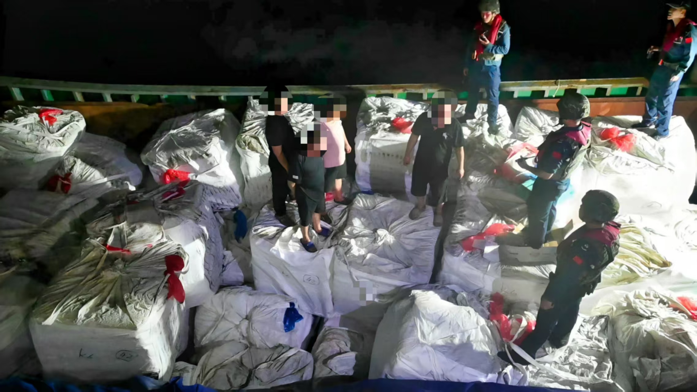 浙江温州海警夜间查获海上走私冻品150余吨 浙江温州海警夜间查获海上走私冻品150余吨