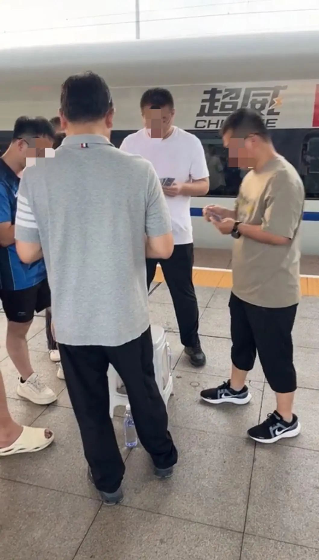 一开往上海的高铁晚点，车厢内一度停电，乘客称停靠约3小时，官方回应
