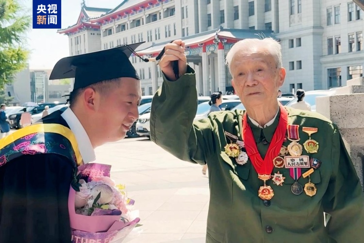 把红色故事传下去 毕业典礼上95岁抗美援朝老兵为“孙子”拨穗