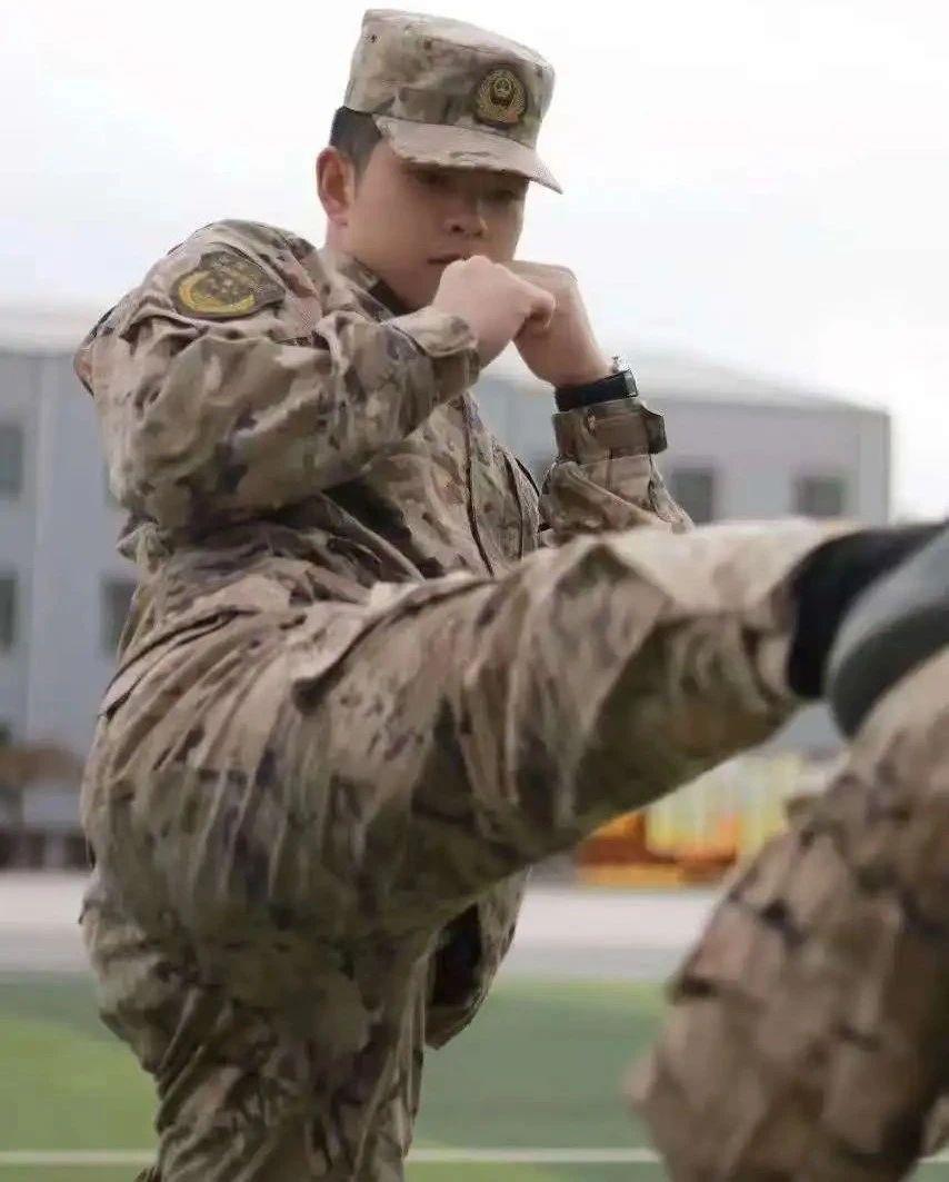 橄榄绿→火焰蓝→松枝绿 他4年穿过3种制服 橄榄绿→火焰蓝→松枝绿 他4年穿过3种制服