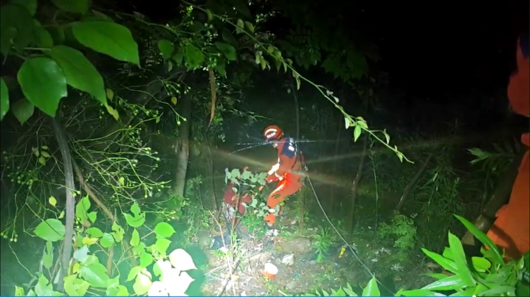 醉汉救醉汉，哥们两人齐齐摔进5米深陡峭土坡......