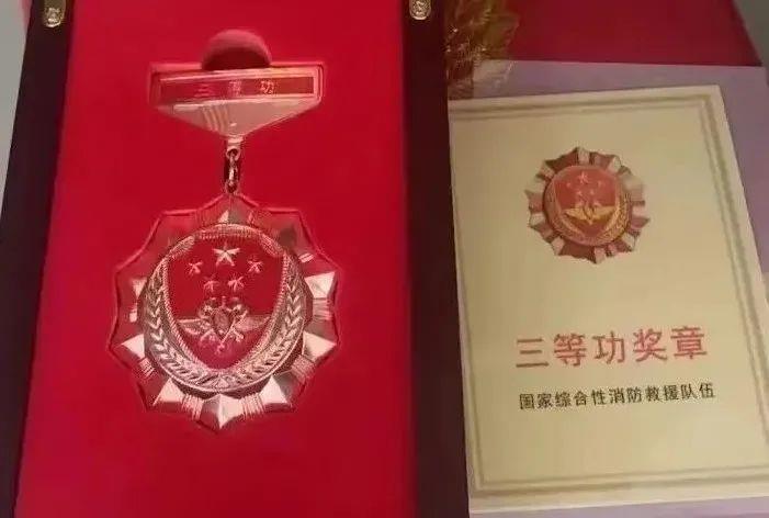 橄榄绿→火焰蓝→松枝绿 他4年穿过3种制服 橄榄绿→火焰蓝→松枝绿 他4年穿过3种制服