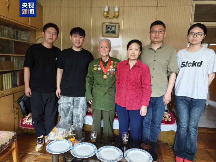 把红色故事传下去 毕业典礼上95岁抗美援朝老兵为“孙子”拨穗