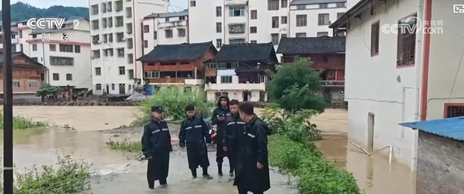 暴雨中的生命守护：多方联动全力抢险 保障群众安全
