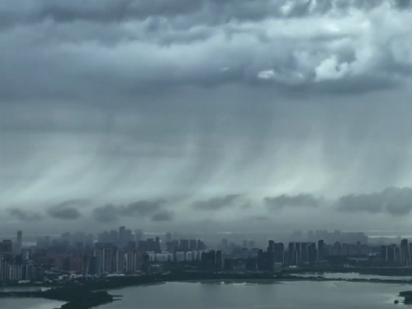 今天，武汉上空，出现奇景！
