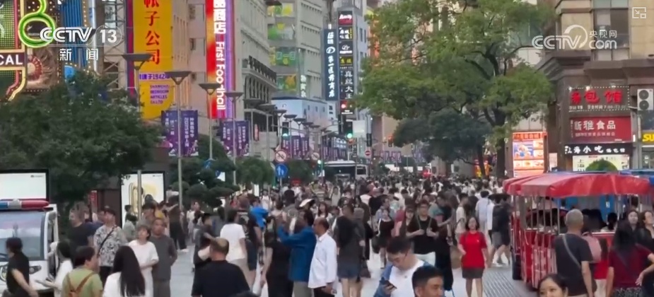夜经济蓬勃、首发经济火热、“AI+消费”升级……多“彩”业态秀出经济新动能
