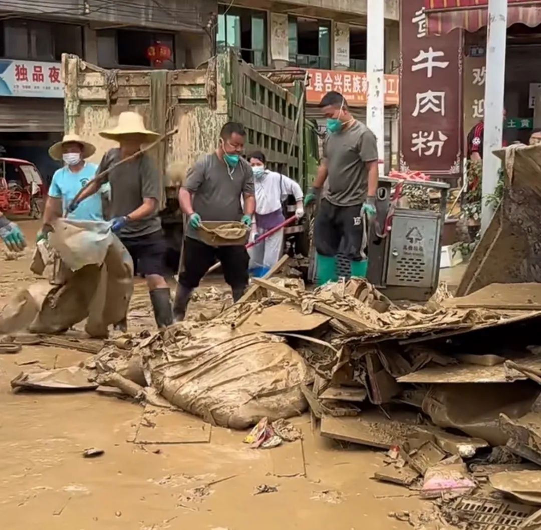榕江凌晨发布通告：呼吁让出生命通道，灾后清淤这些路段禁止驶入；榕江洪水为何这么大