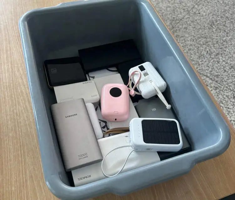 虹桥机场一天存了几十个!上海两大机场均提供充电宝7日暂存,但需要注意的是…… 虹桥机场一天存了几十个!上海两大机场均提供充电宝7日暂存,但需要注意的是……