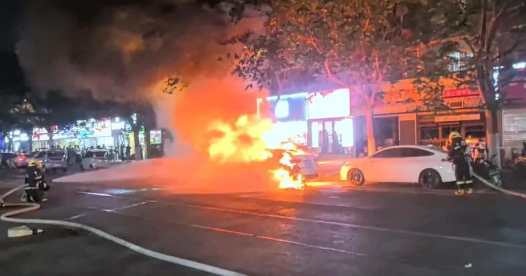 易燃易爆炸!这些东西别往车里放,赶紧自查→ 易燃易爆炸!这些东西别往车里放,赶紧自查→