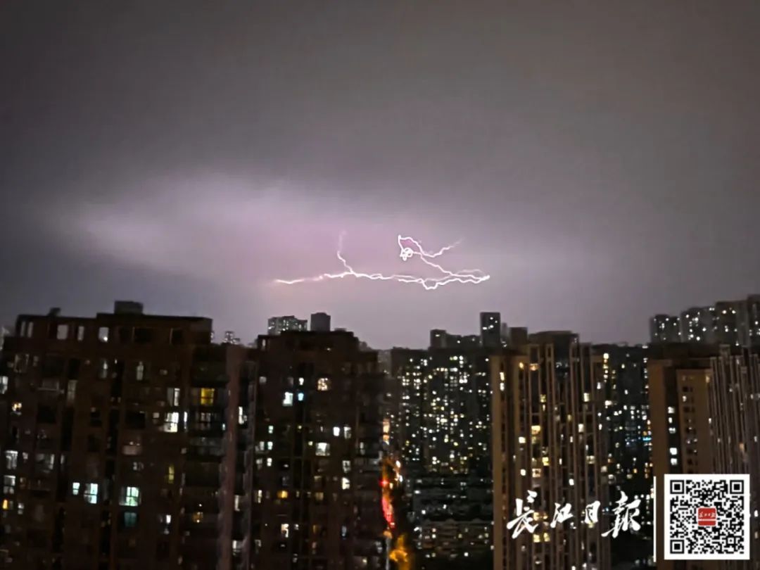 今天，武汉上空，出现奇景！