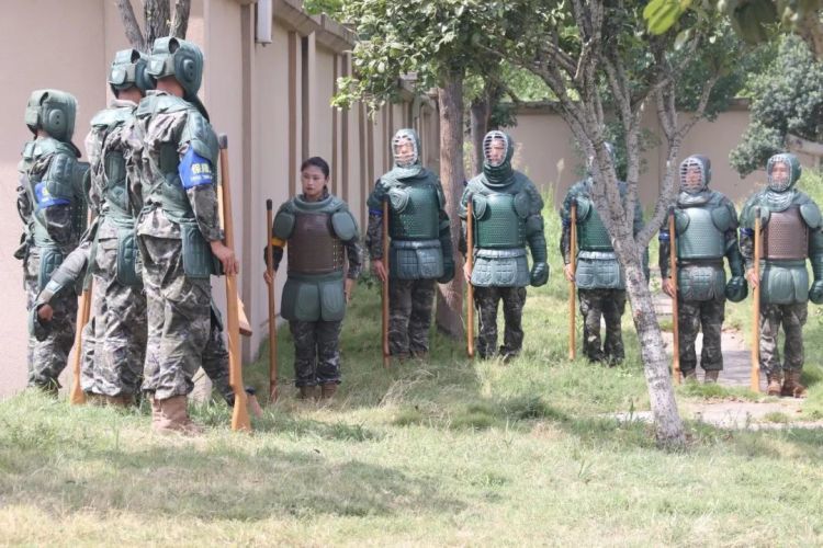 她凭什么到男兵中队任副队长,看完服了 她凭什么到男兵中队任副队长,看完服了