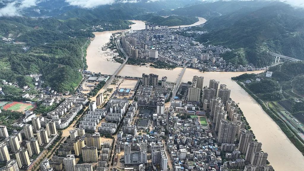 追加1亿元支持救灾!直击贵州洪涝灾害航拍画面→ 追加1亿元支持救灾!直击贵州洪涝灾害航拍画面→