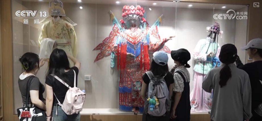 来一杯清茶、听几段戏文……“传统文化+创新展陈+动态体验”圈粉年轻消费力 来一杯清茶、听几段戏文……“传统文化+创新展陈+动态体验”圈粉年轻消费力