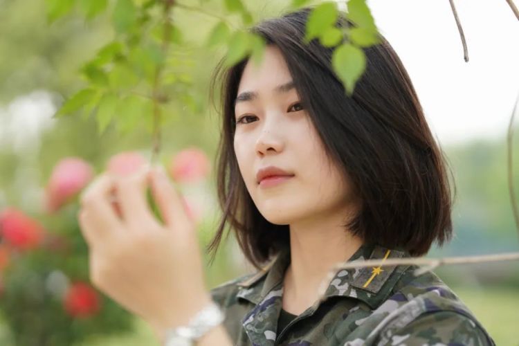 她凭什么到男兵中队任副队长,看完服了 她凭什么到男兵中队任副队长,看完服了