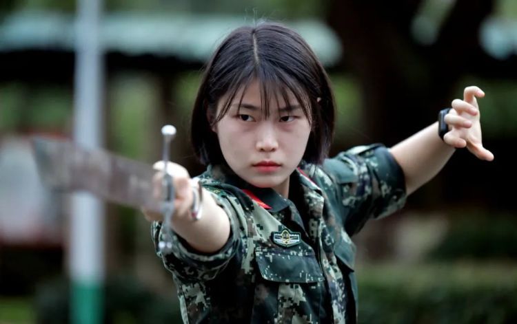 她凭什么到男兵中队任副队长,看完服了 她凭什么到男兵中队任副队长,看完服了