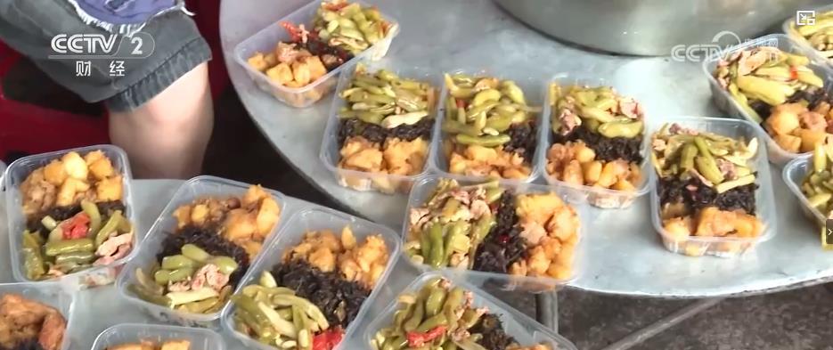 抗洪救灾中的温暖力量:村民接力帮厨 合约食堂变“前线补给站” 抗洪救灾中的温暖力量:村民接力帮厨 合约食堂变“前线补给站”