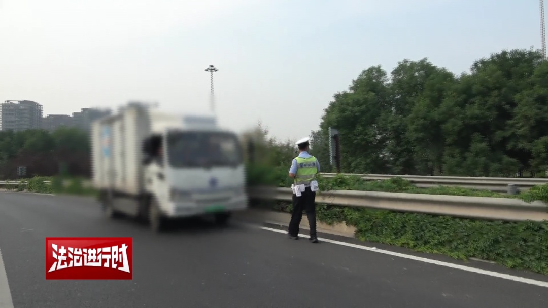 北京网红交警查违章,“粉丝”也得先罚后合影 北京网红交警查违章,“粉丝”也得先罚后合影