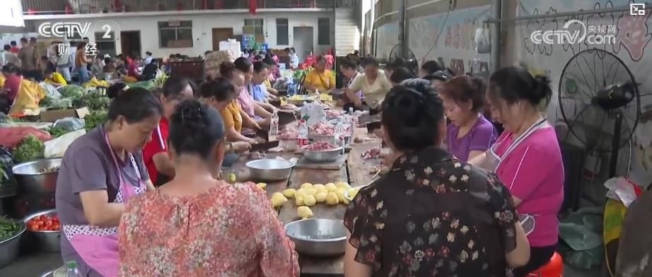 抗洪救灾中的温暖力量:村民接力帮厨 合约食堂变“前线补给站” 抗洪救灾中的温暖力量:村民接力帮厨 合约食堂变“前线补给站”