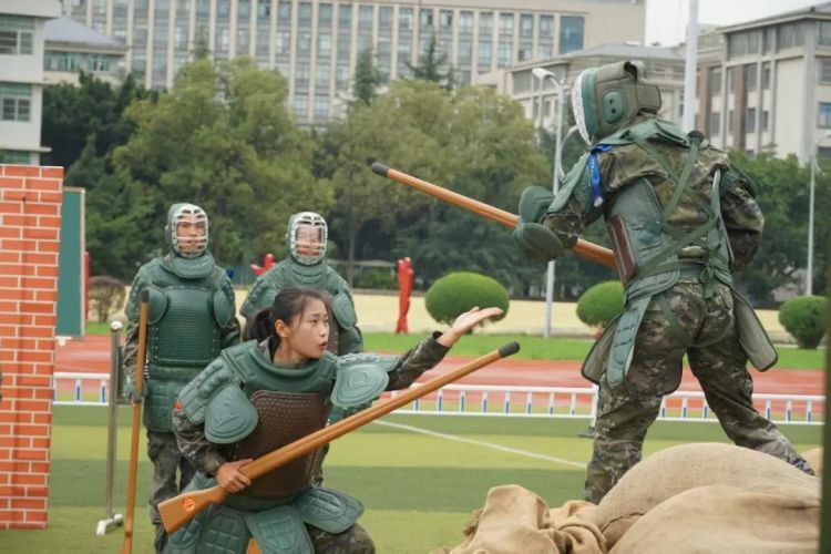 她凭什么到男兵中队任副队长,看完服了 她凭什么到男兵中队任副队长,看完服了