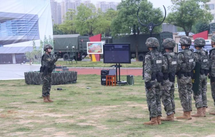 她凭什么到男兵中队任副队长,看完服了 她凭什么到男兵中队任副队长,看完服了