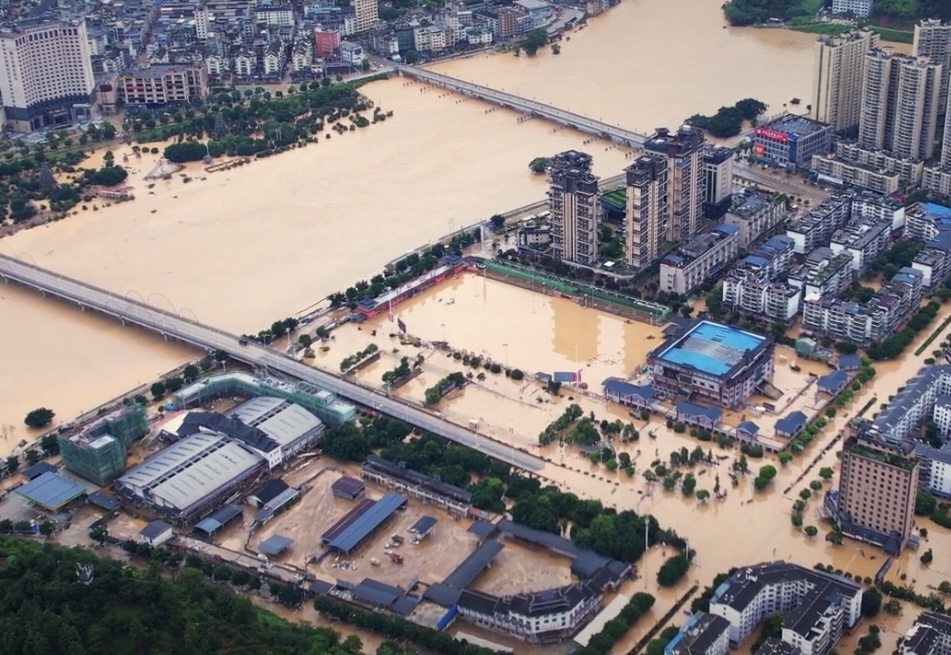 榕江凌晨发布通告：呼吁让出生命通道，灾后清淤这些路段禁止驶入；榕江洪水为何这么大