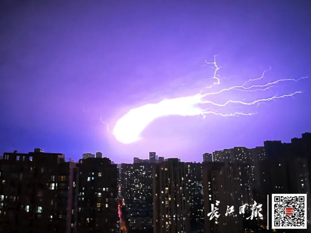 今天，武汉上空，出现奇景！