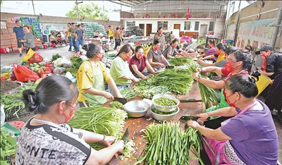 风雨中的温情!贵州榕江村民自发为救援人员做饭 风雨中的温情!贵州榕江村民自发为救援人员做饭